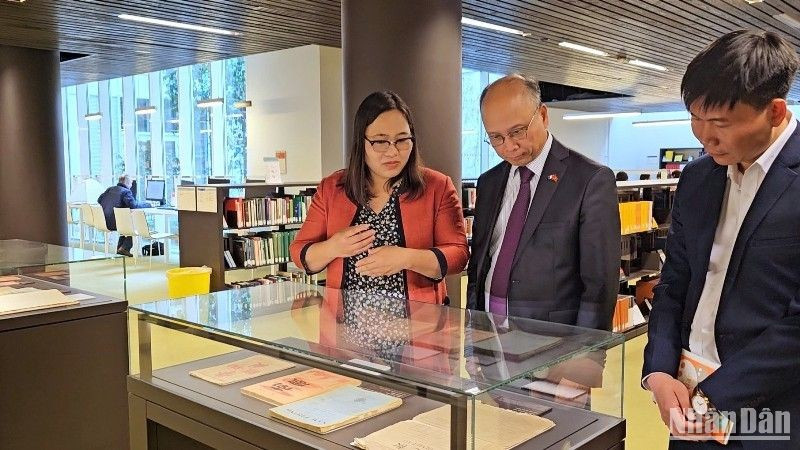 Vietnamese Ambassador to France Dinh Toan Thang visited the exhibition "Le quốc-ngữ. L'écriture romanisée, vecteur d'une renaissance culturelle au Vietnam (1860-1945)" on May 17. (Photo: KHAI HOAN)