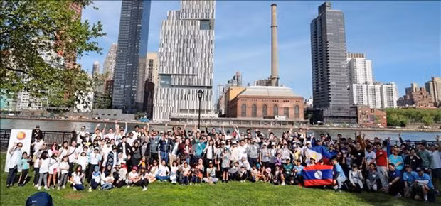 Ambassadors, Heads of Delegations, and nearly 300 officials and their family members of the ASEAN countries and Timor-Leste join the run.(Photo: VNA)