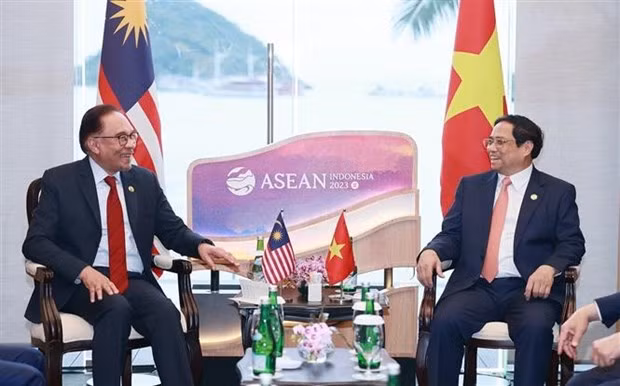 Prime Minister Pham Minh Chinh (R) and his Malaysian counterpart Anwar Ibrahim (Photo: VNA)