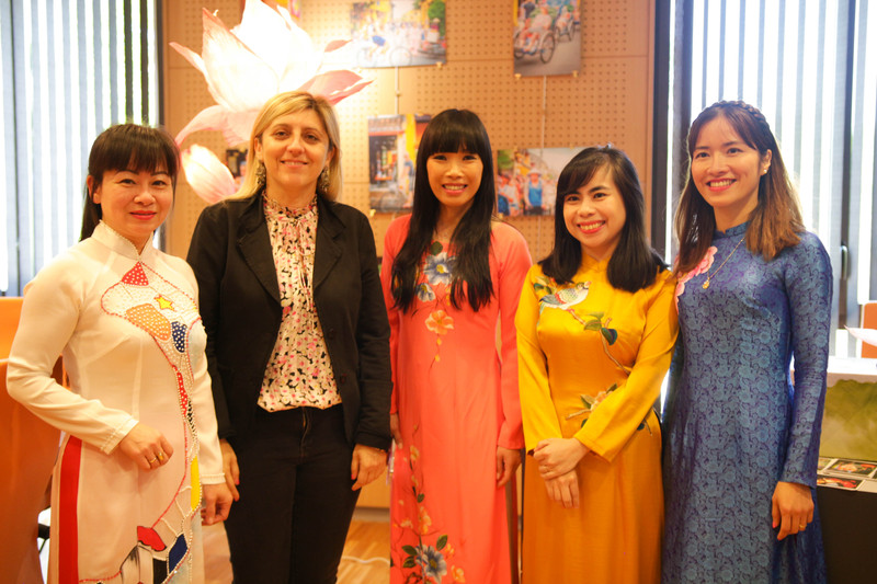 Elodie LE FLOCH (second, from left), Mayor of Kervignac City, and Stephanie Do (middle), a member of the Seine et Marne region's National Assembly for the 2017-2022 term, taking a photo with the organisers.