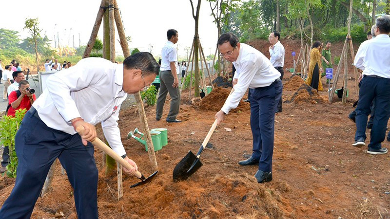 Photo: Leaders of Ho Chi Minh City plant trees. (Photo: CAO THANG)