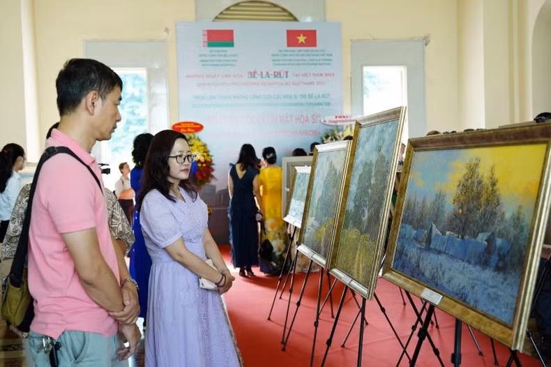 The Vietnamese public enjoys paintings by young Belarusian artists.