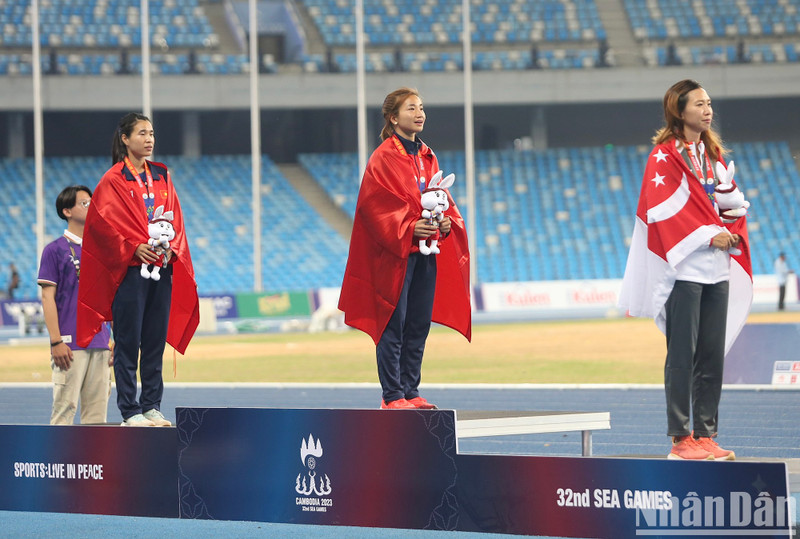 Runner Nguyen Thi Oanh (middle) (Photo: NDO)