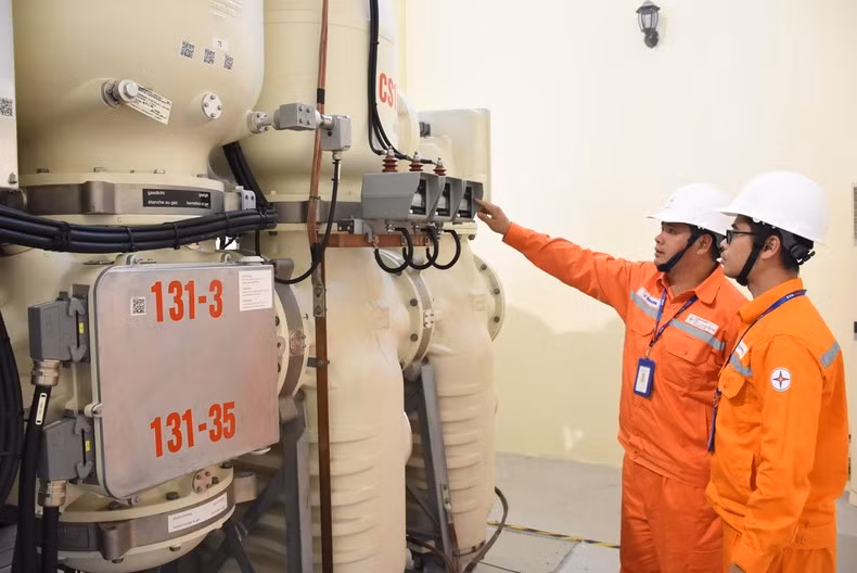 Engineers of Hanoi - Vietnam Electricity Corporation (EVNHANOI) always closely inspect and supervise substation equipment, ensuring safe, stable and continuous power supply for socio-economic development and the life of the people of Hanoi capital. (Photo: TIEN HIEP)
