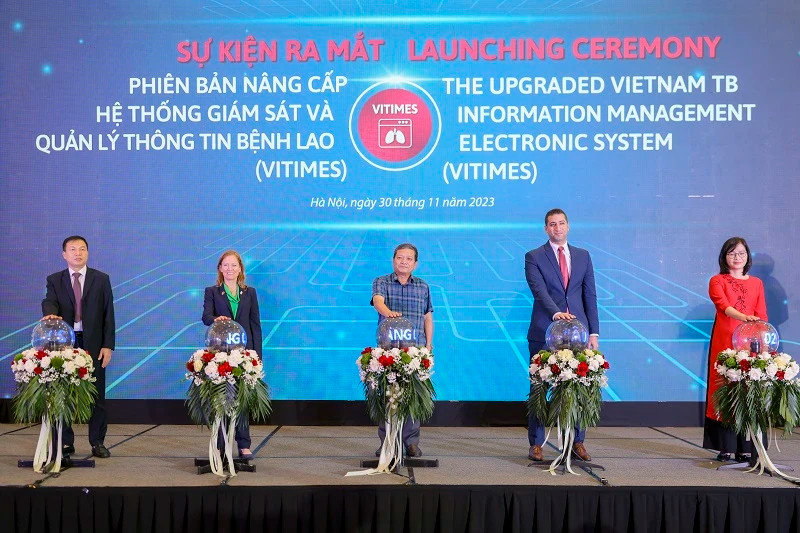 Delegates launch the upgraded Vietnam Tuberculosis (TB) information management electronic system (Vitimes).