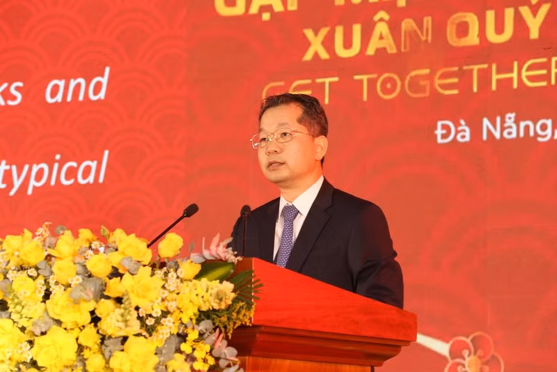 Secretary of the Da Nang City Party Committee Nguyen Van Quang speaking at the meeting.