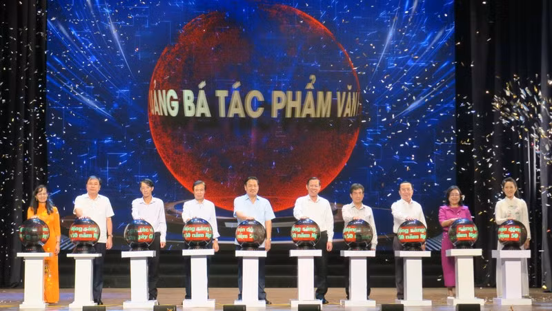 Delegates launch the campaign.