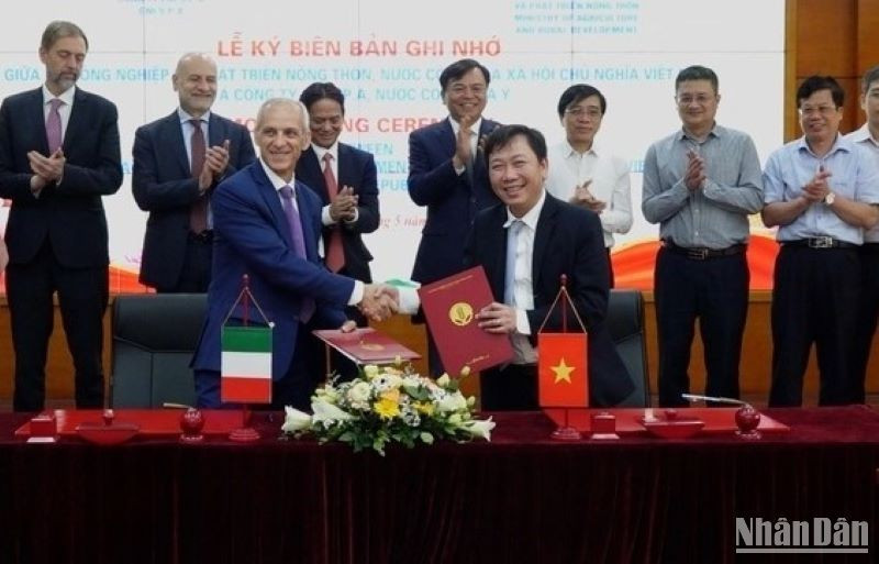 At the signing ceremony between the Vietnam’s Ministry of Agriculture and Rural Development and Italian multinational energy company Eni S.p.A in Hanoi on May 23. (Photo: NDO)