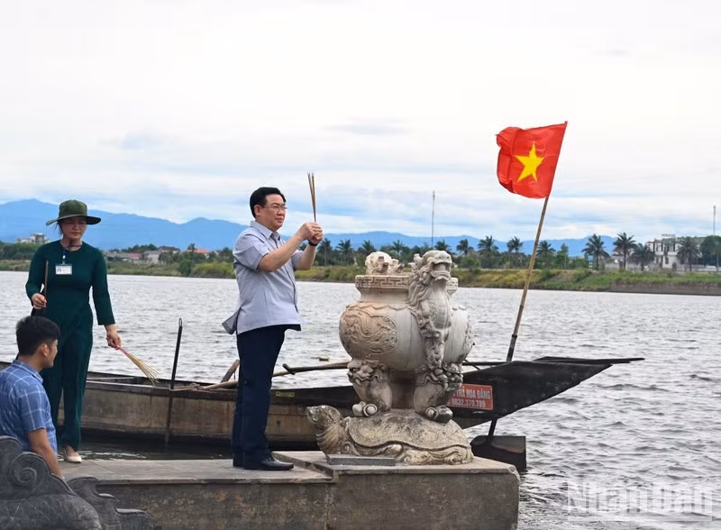 NA Chairman Vuong Dinh Hue offers incense on the Thach Han River in commemoration of fallen soldiers 