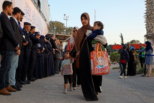 People evacuated from Sudan to the Rafah border crossing in the southern Gaza Strip on April 28, 2023. (Source: Xinhua/VNA)