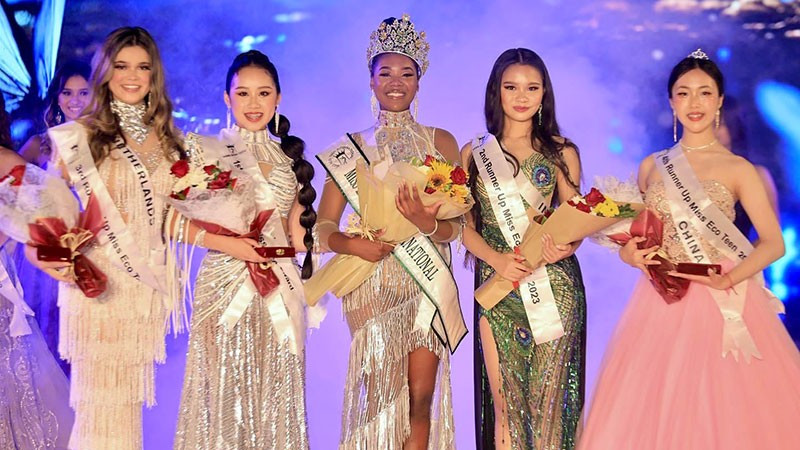 Anna Hoang (second from left) at the award ceremony.