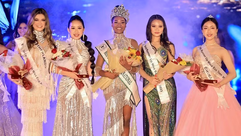 Anna Hoang (second from left) at the award ceremony.