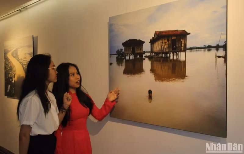 Visitors attend the exhibition (Photo: ANH DAO)