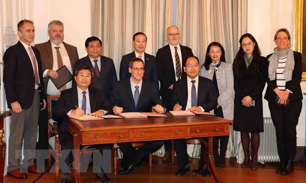 John Cockerill and NIC sign a MoU on this occasion. (Photo: VNA)