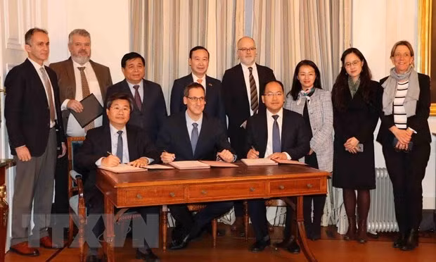 John Cockerill and NIC sign a MoU on this occasion. (Photo: VNA)
