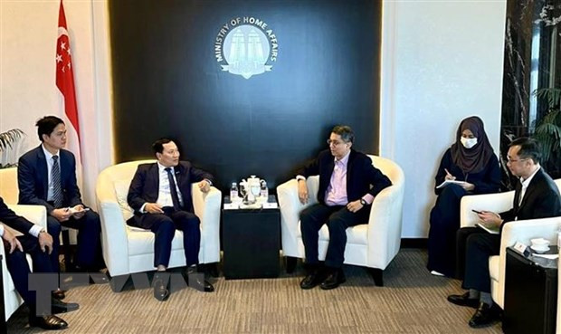 MPS Deputy Minister Le Van Tuyen and Minister of State for the MHA Muhammad Faisal Ibrahim. (Photo: VNA)