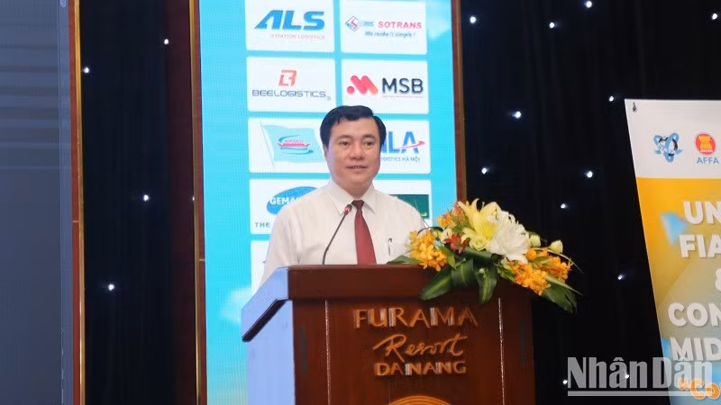 Deputy Minister of Industry and Trade Nguyen Sinh Nhat Tan speaks at the meeting. (Photo: VNA)