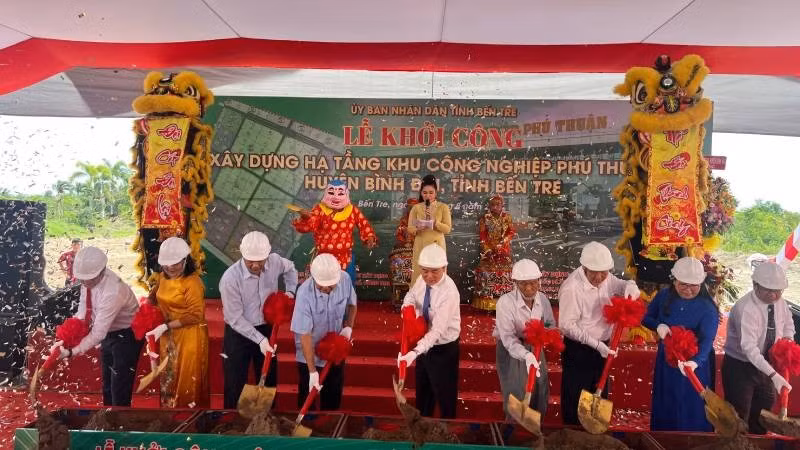 At the groundbreaking ceremony for the infrastructure of Phu Thuan Industrial Park (Photo: NDO)