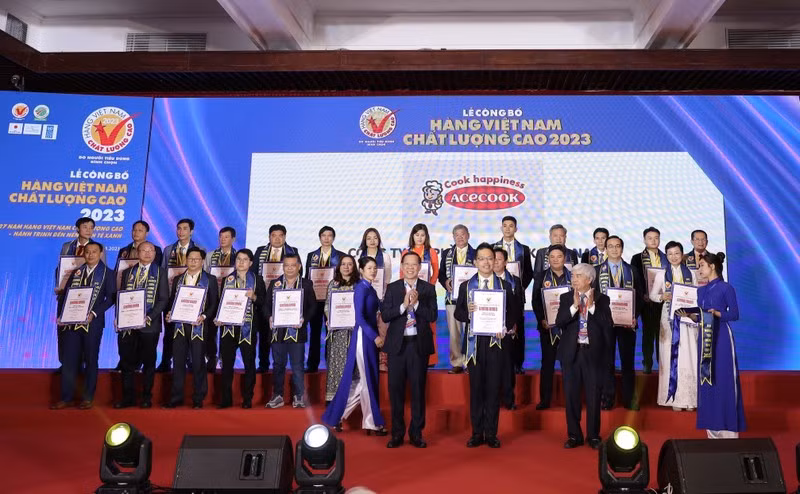 High-Quality Vietnamese Goods Award 2023 presented to enterprises