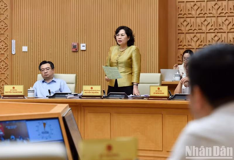 Governor of the State Bank of Vietnam Nguyen Thi Hong speaks at the meeting. Governor of the State Bank of Vietnam Nguyen Thi Hong speaks at the meeting.
