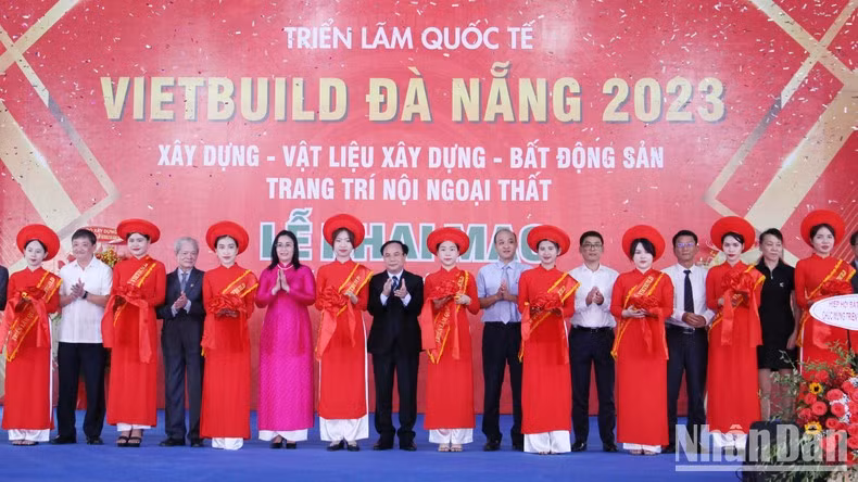 Delegates cut the ribbon to launch the exhibition (Photo: NDO) Delegates cut the ribbon to launch the exhibition (Photo: NDO)