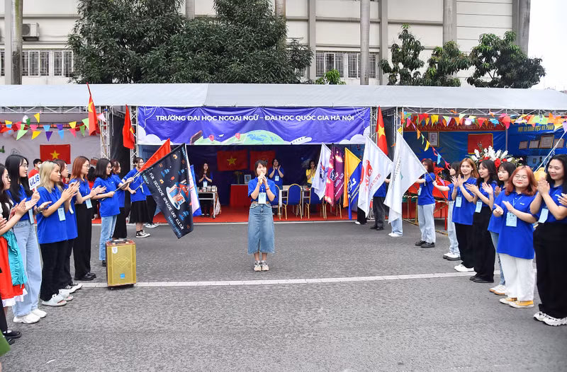 The event also sees the participation of guests from the Mobile Police Command, University of Languages and International Studies under the Vietnam National University – Hanoi, Hanoi Medical University, and others.
