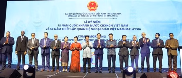 Delegates to the ceremony posing for a photo (Photo: VNA)