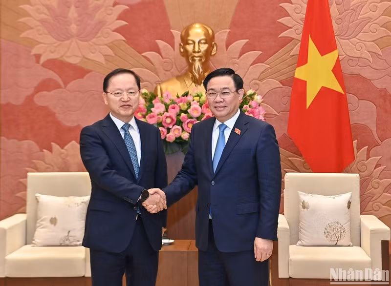 National Assembly (NA) Chairman Vuong Dinh Hue (R|) shakes hands with Park Hark Kyu, President and Chief Financial Officer of Samsung Electronics Co., Ltd., (Photo: NDO)
