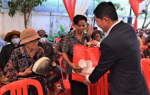 Viettel Global JSC presented 300 gift packages to needy Cambodian people of Vietnamese origin in Siem Reap, Cambodia on March 24 (Photo: VNA)