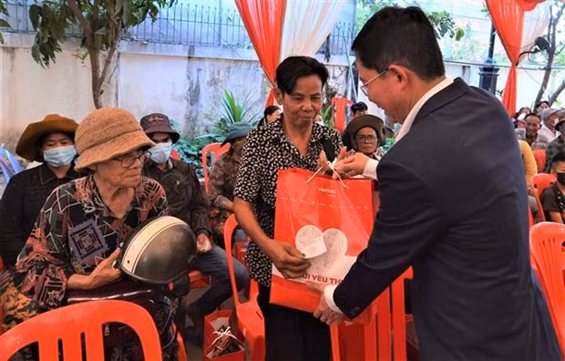 Viettel Global JSC presented 300 gift packages to needy Cambodian people of Vietnamese origin in Siem Reap, Cambodia on March 24 (Photo: VNA)