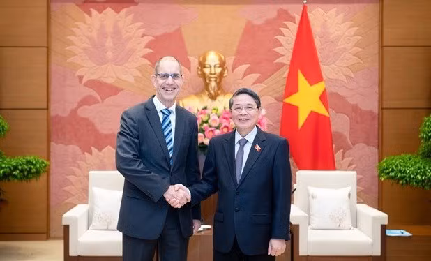 National Assembly Vice Chairman Nguyen Duc Hai (R) and Deputy Secretary General of Germany’s political foundation Konrad-Adenauer-Stiftung Gerhard Wahlers. (Photo: VNA)