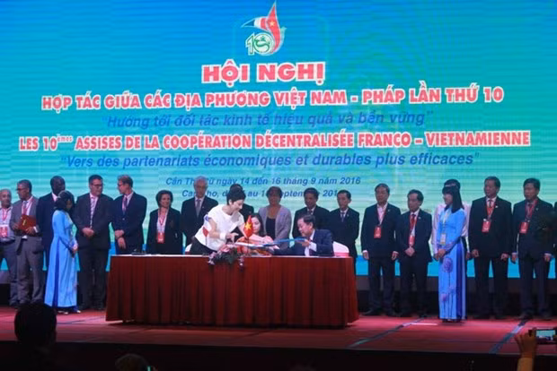 The 10th Vietnam-France decentralised cooperation conference opens in Can Tho in 2016 (Photo: VNA)