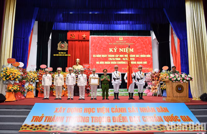 Deputy Minister Nguyen Van Long congratulates and praises the outstanding achievements and important contributions of the People’s Police Academy over the past 55 years.