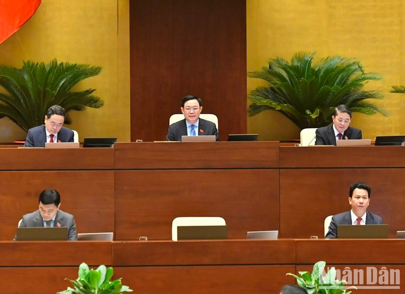 National Assembly Chairman Vuong Dinh Hue chairs the plenary session on the morning of June 21. (Photo: DANG KHOA)