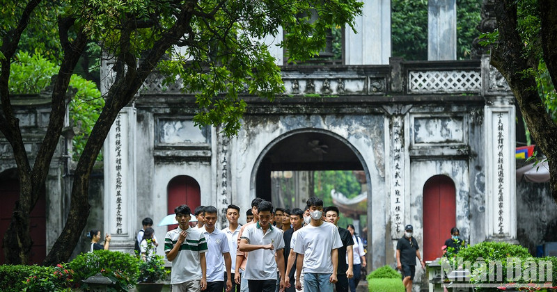 There is only one day left for the 2023 high school graduation exam, many parents and students visit the Temple of Literature to pray for good luck for the upcoming important exam. 