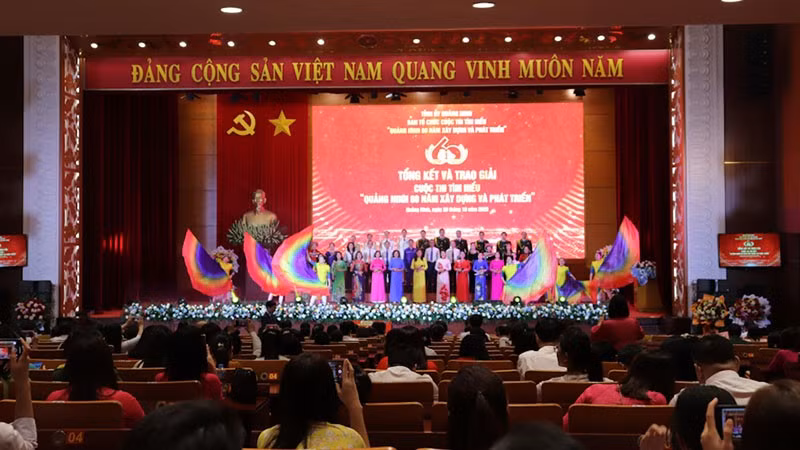 Outstanding contestants honoured at the award ceremony.