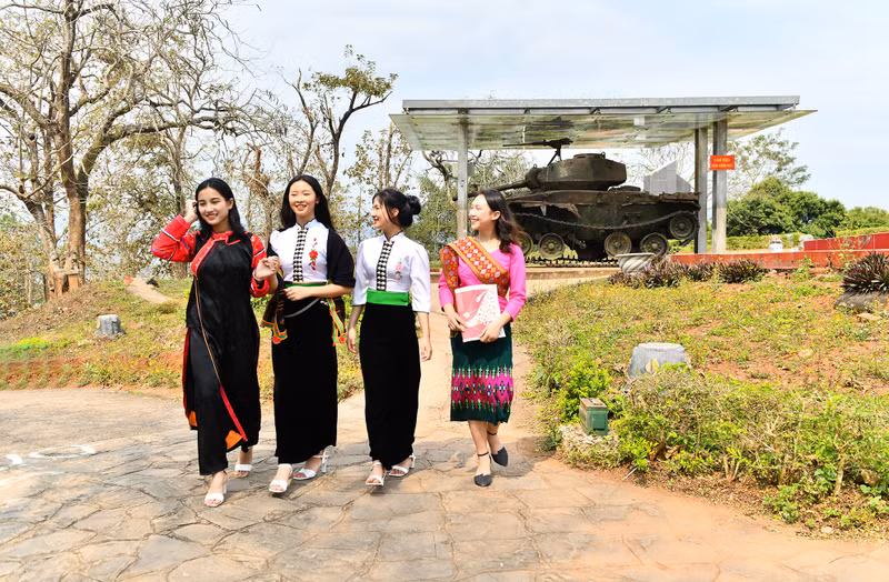 Students of Dien Bien Provincial Ethnic Minority Boarding High School visit and learn about the history of A1 Hill.