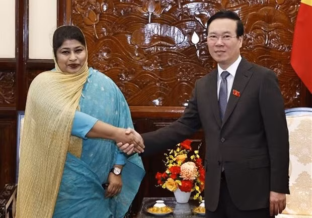 President Vo Van Thuong and outgoing Ambassador of Bangladesh Samina Naz. (Photo: VNA)