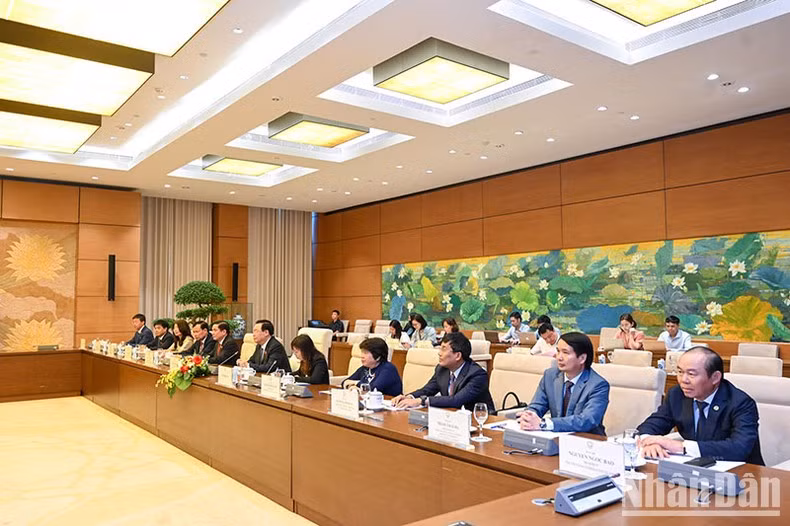 NA Chairman Vuong Dinh Hue and Vietnamese NA deputies attend the meeting.
