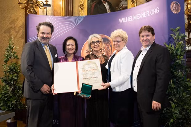 Prof. Nguyen Thuc Quyen receives the award. (Photo: wilhelmexner.org)