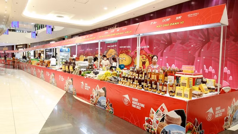 Agricultural and OCOP products displayed at the Hanoi Agriculture Fair 2022 (Photo: NDO)