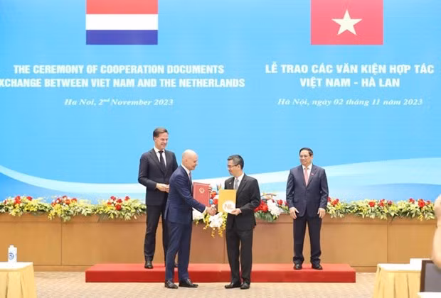 Deputy Minister of Finance Vo Thanh Hung (R) and Dutch Ambassador to Vietnam Kees van Baar on November 2 exchange the MoU. (Photo: baochinhphu.vn)