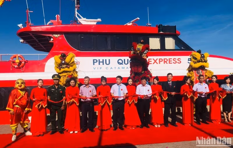 Delegates cut the ribbon to launch the new route (Photo: NDO)