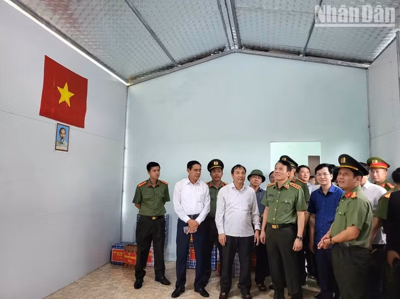 Leaders of the Ministry of Public Security and Ha Tinh Province visit a new house under the project of building 1,000 houses for needy people. (Photo: NDO)