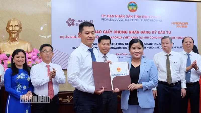 Chairwoman of the People's Committee of Binh Phuoc Province Tran Tue Hien grants the investment certificate to the investor. (Photo: NDO)