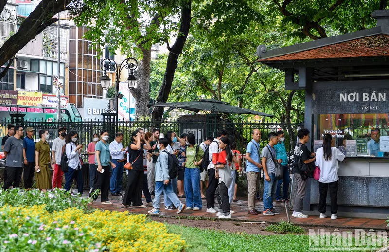 As noted by a reporter of Nhan Dan Newspaper, the Temple of Literature sees a large number of students lined up to buy tickets.