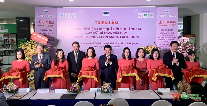 Delegates launch the exhibition (Photo: qdnd.vn)