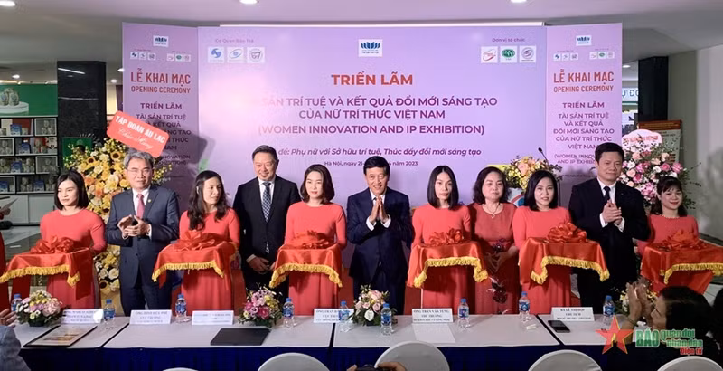 Delegates launch the exhibition (Photo: qdnd.vn)