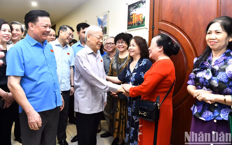 [In Pictures] Party General Secretary Nguyen Phu Trong meets voters in Hanoi
