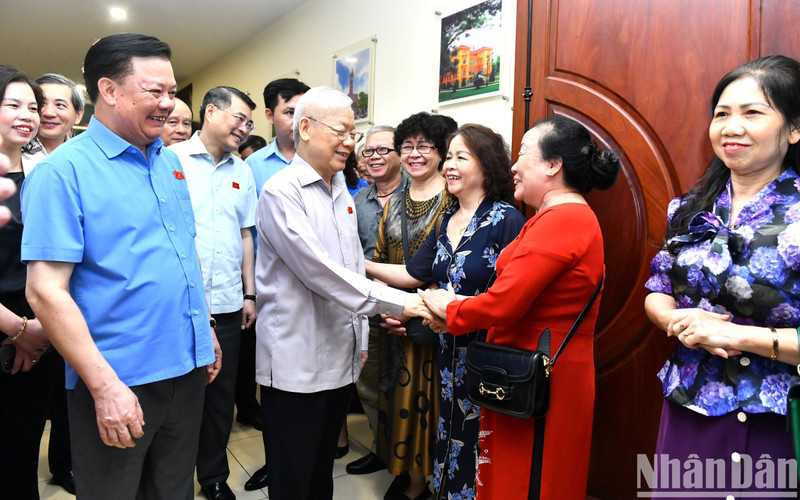 [In Pictures] Party General Secretary Nguyen Phu Trong meets voters in Hanoi